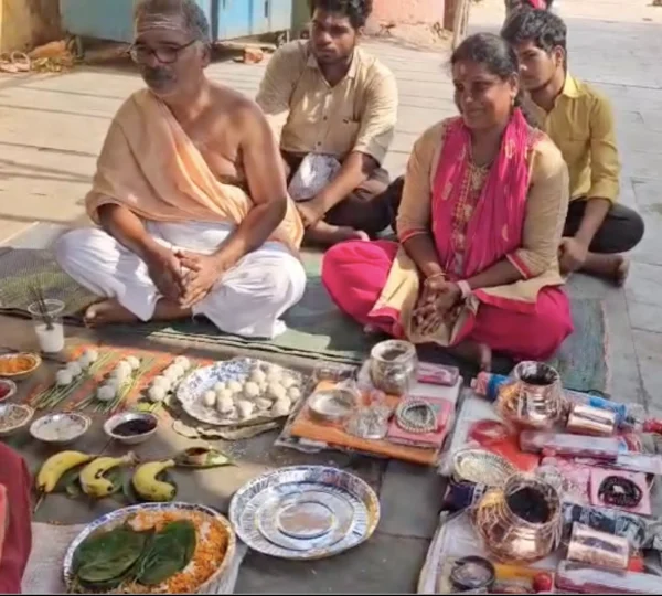 Devotees performing sacred Pind Daan rituals and water offerings at Falgu River in Gaya.
