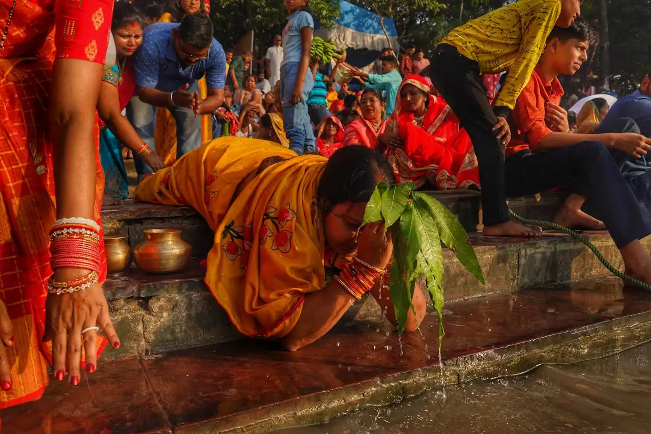 Devotees performing sacred Pind Daan rituals and water offerings at Falgu River in Gaya.