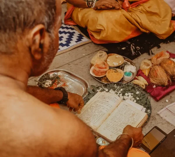 Priest performing Pind Daan rituals with pooja samagri in Gaya.
