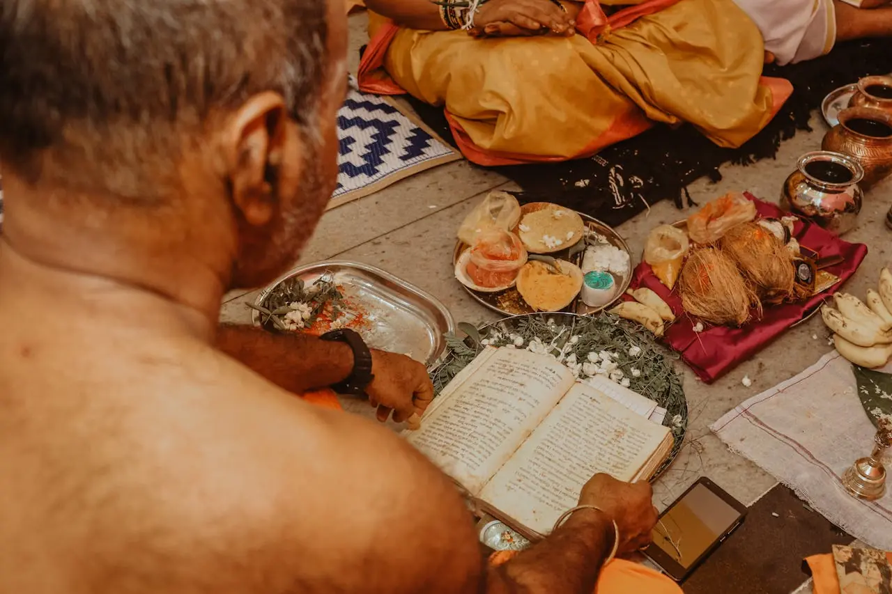 Priest performing Pind Daan rituals with pooja samagri in Gaya.